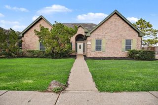 1601 Oak Place Court, Pearland, TX 77581