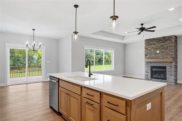 475 SE Walnut Woods Drive, West Des Moines, IA 50265