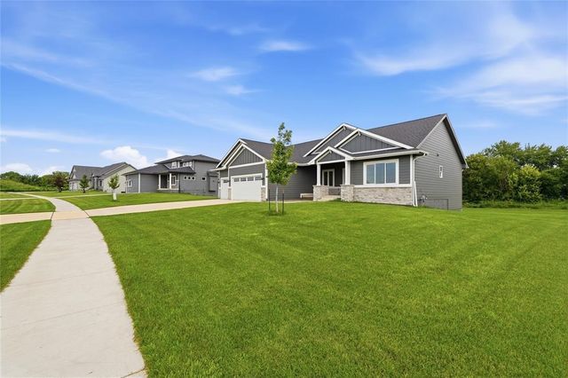 475 SE Walnut Woods Drive, West Des Moines, IA 50265