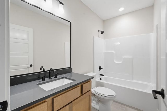 475 SE Walnut Woods Drive, West Des Moines, IA 50265