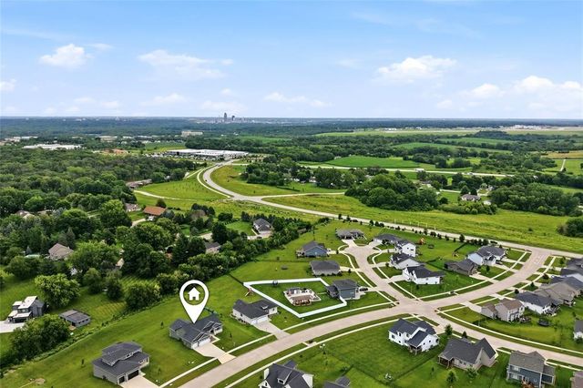 475 SE Walnut Woods Drive, West Des Moines, IA 50265