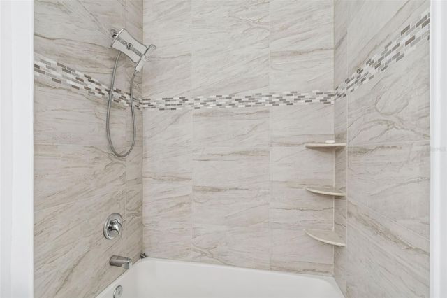 17932 VILLA CREEK DRIVE, Tampa, FL 33647