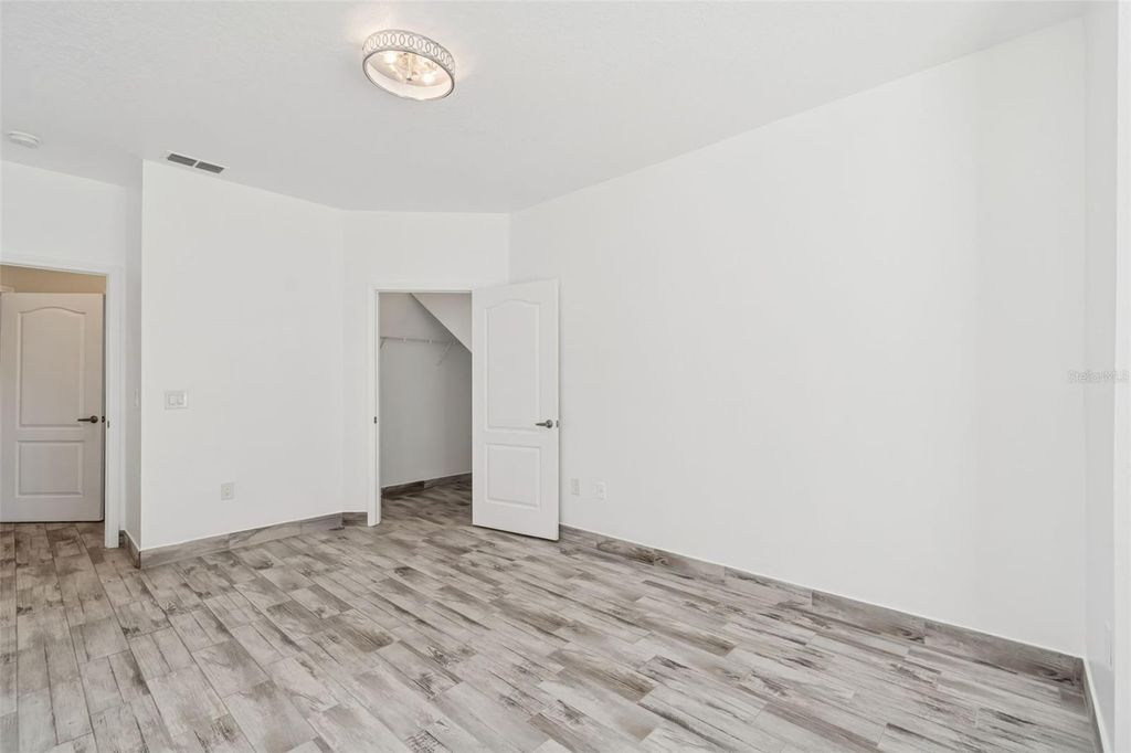 Image 37 of property listing at 17932 VILLA CREEK DRIVE, Tampa, FL 33647