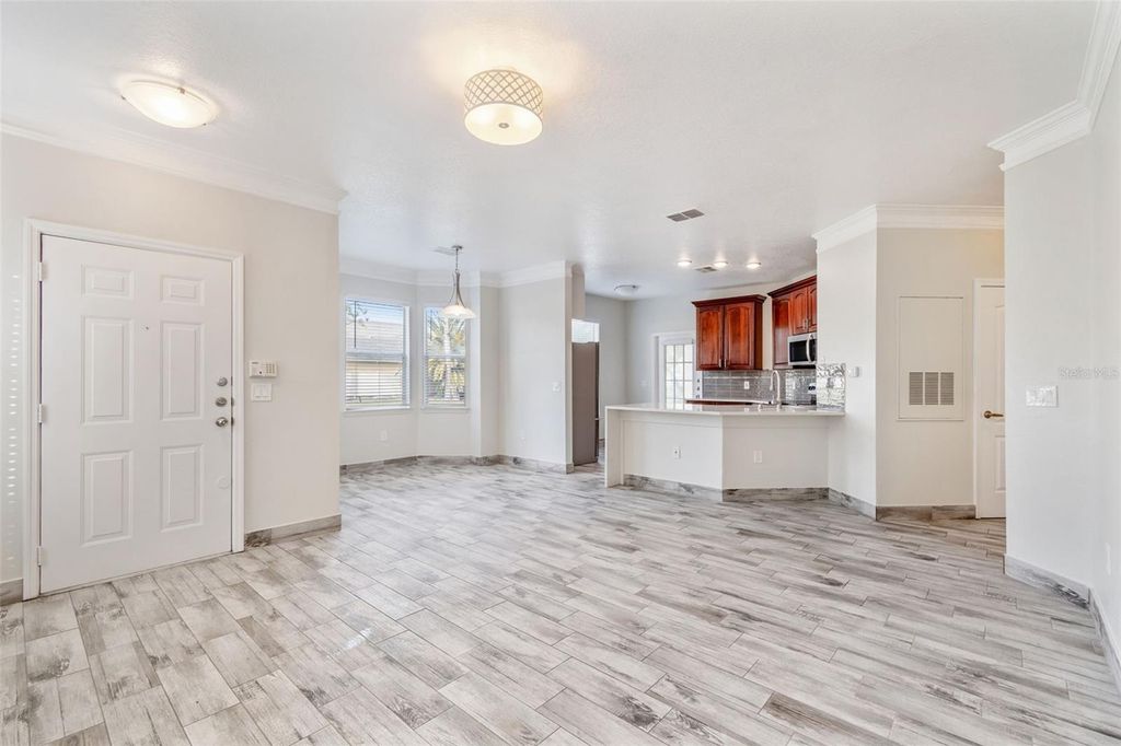 Image 6 of property listing at 17932 VILLA CREEK DRIVE, Tampa, FL 33647