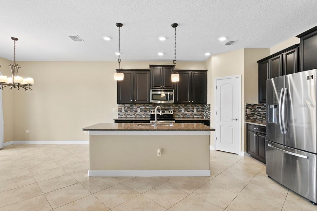 Image 12 of property listing at 19415 PADDOCK VIEW DRIVE, Tampa, FL 33647