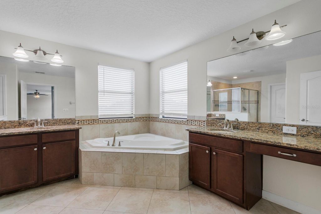 Image 22 of property listing at 19415 PADDOCK VIEW DRIVE, Tampa, FL 33647