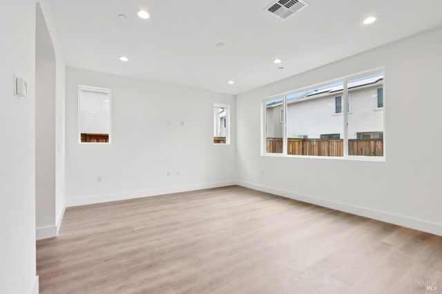 1556 Country Manor Dr, Santa Rosa, CA 95403