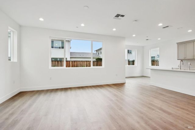 1556 Country Manor Dr, Santa Rosa, CA 95403