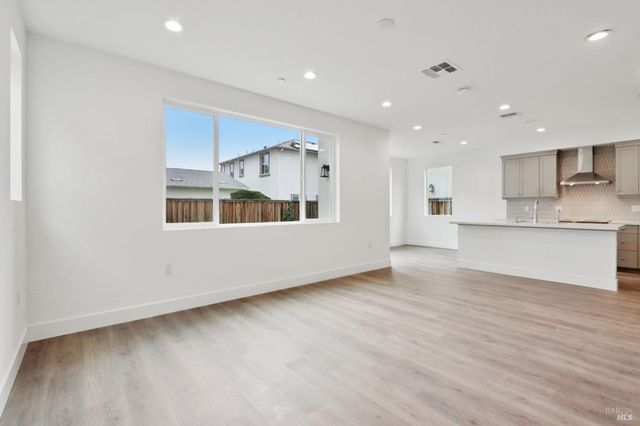 1556 Country Manor Dr, Santa Rosa, CA 95403