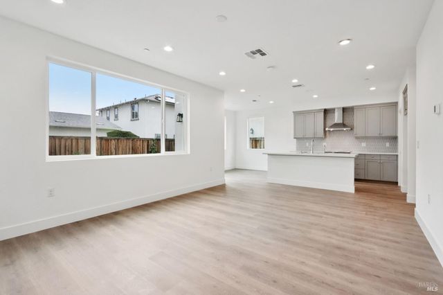 1556 Country Manor Dr, Santa Rosa, CA 95403