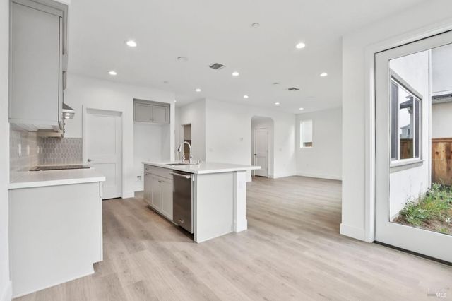 1556 Country Manor Dr, Santa Rosa, CA 95403