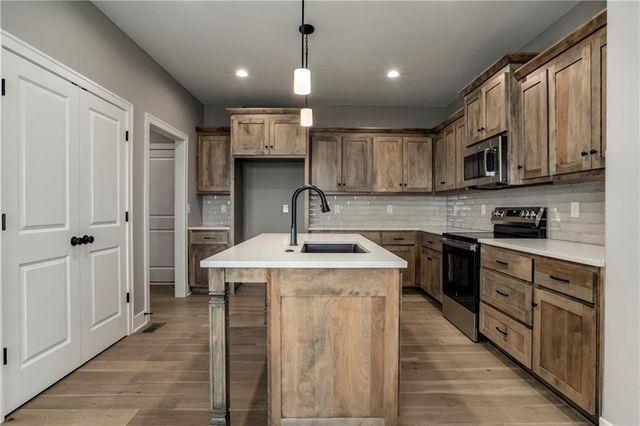 16849 W 164th Terrace, Olathe, KS 66062