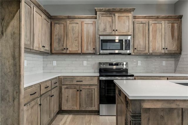 16849 W 164th Terrace, Olathe, KS 66062