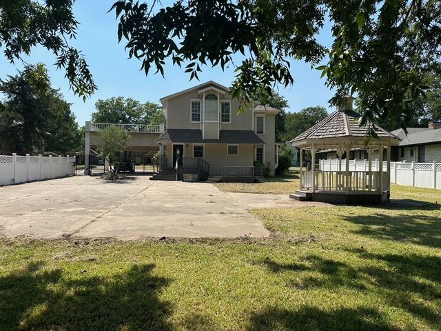 928 S Lindsay Street, Gainesville, TX 76240
