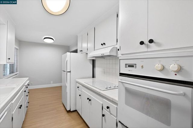 2083 Donald Dr, Moraga, CA 94556