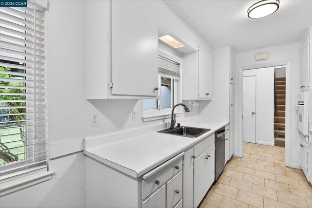 2083 Donald Dr, Moraga, CA 94556