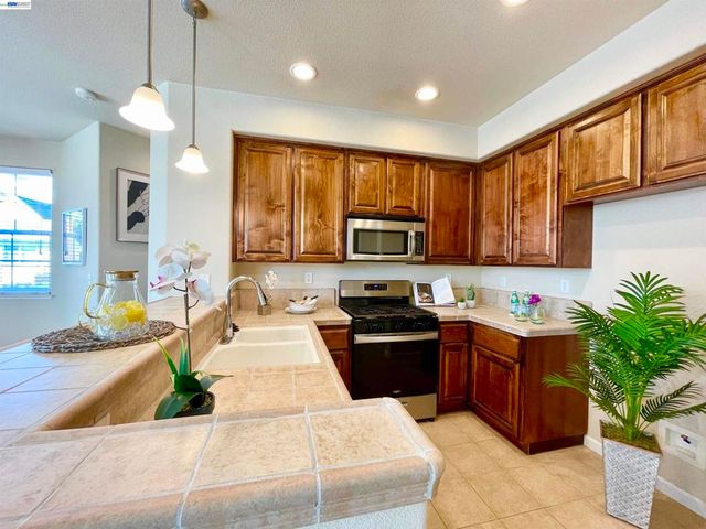 3901 Forest Cir, Castro Valley, CA 94546