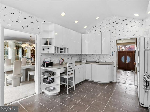 14 VASSAR RD, Broomall, PA 19008