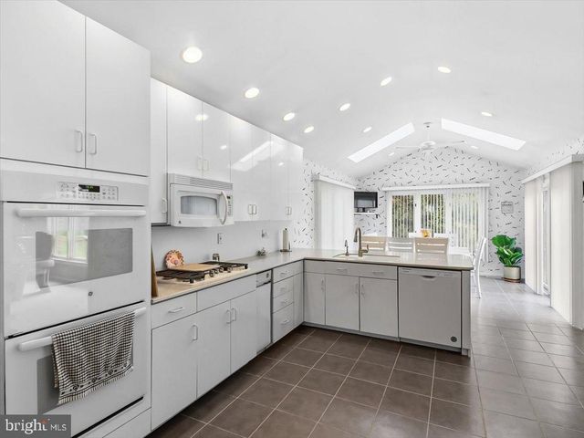 14 VASSAR RD, Broomall, PA 19008