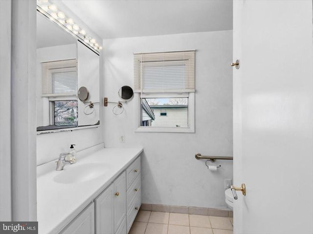 14 VASSAR RD, Broomall, PA 19008