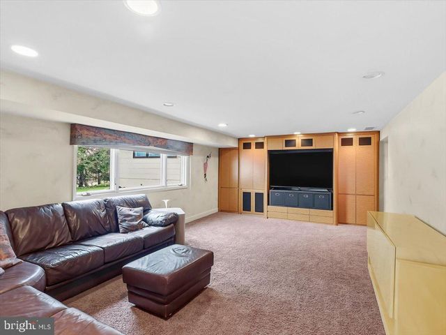 14 VASSAR RD, Broomall, PA 19008