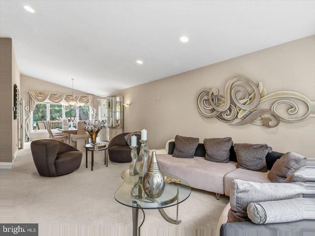 14 VASSAR RD, Broomall, PA 19008