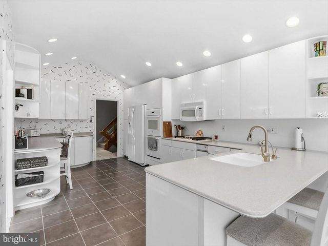 14 VASSAR RD, Broomall, PA 19008