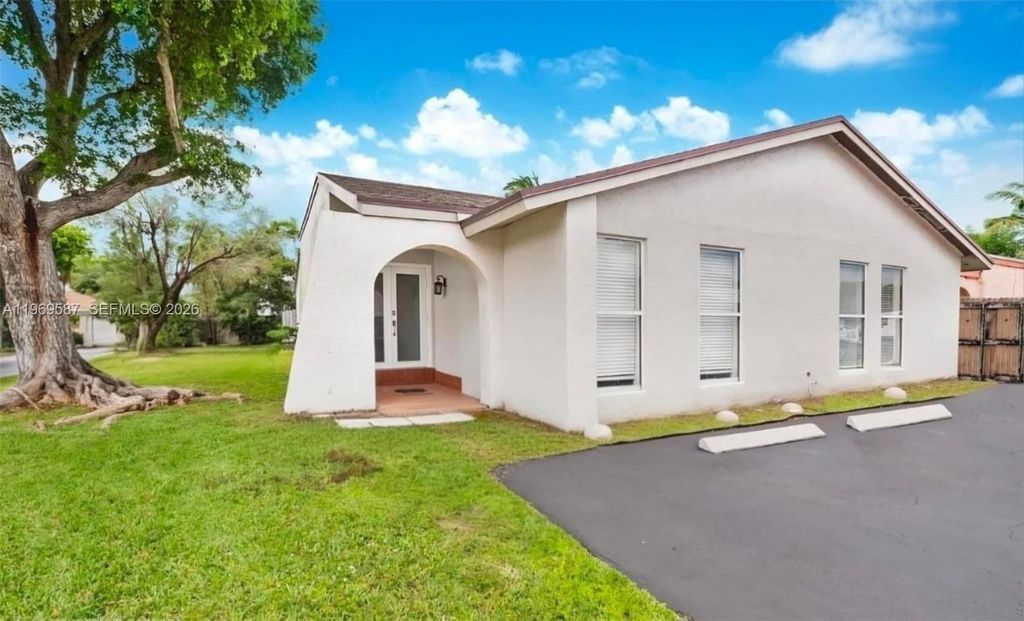 11417 SW 35 ln, Miami, FL 33165