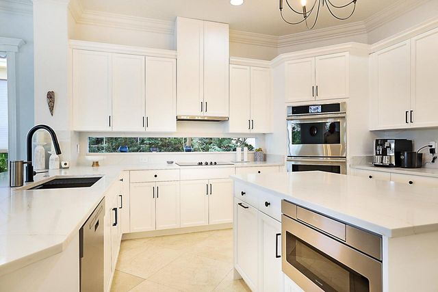 533 Edgebrook Lane, West Palm Beach, FL 33411