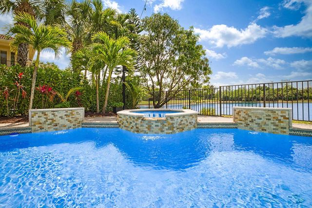 533 Edgebrook Lane, West Palm Beach, FL 33411