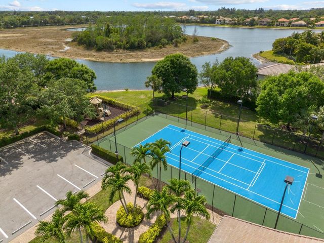 533 Edgebrook Lane, West Palm Beach, FL 33411