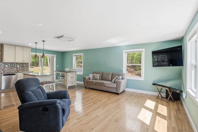 8 Rosewood Drive, Bow, NH 03304
