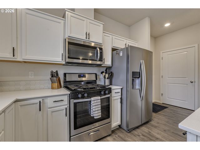 898 N 18TH Ave, Cornelius, OR 97113