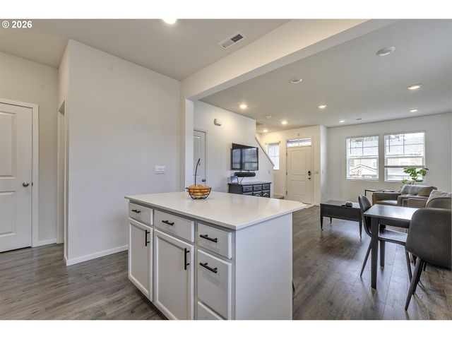 898 N 18TH Ave, Cornelius, OR 97113