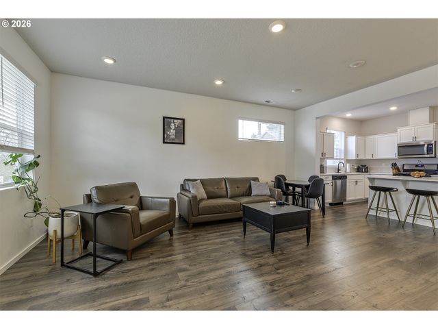 898 N 18TH Ave, Cornelius, OR 97113