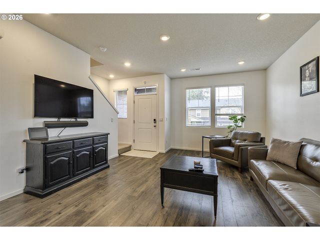 898 N 18TH Ave, Cornelius, OR 97113