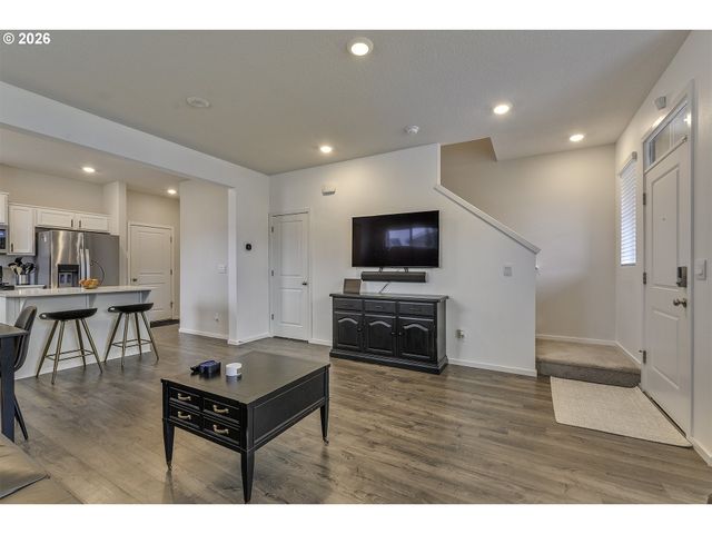 898 N 18TH Ave, Cornelius, OR 97113