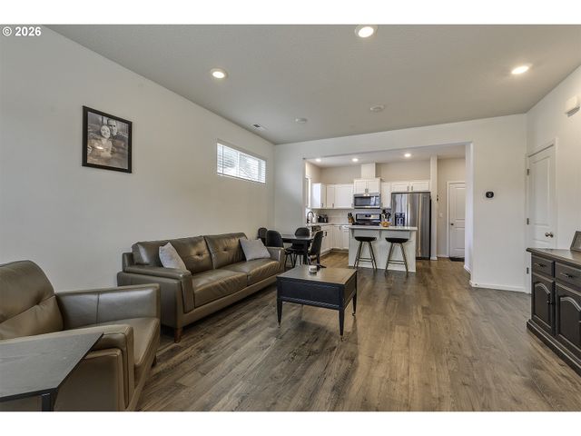 898 N 18TH Ave, Cornelius, OR 97113