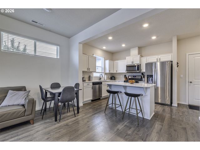 898 N 18TH Ave, Cornelius, OR 97113