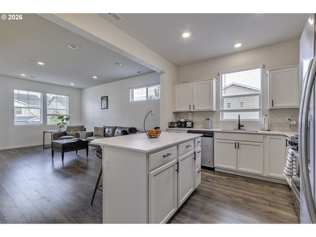 898 N 18TH Ave, Cornelius, OR 97113