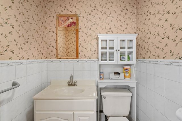 30 Bond Rd, Charlton, MA 01507