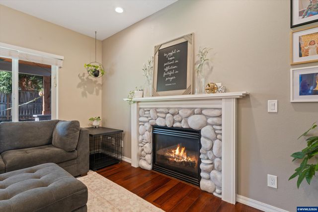 207 Sweden Cir, Silverton, OR 97381