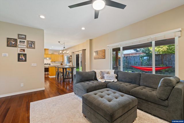 207 Sweden Cir, Silverton, OR 97381