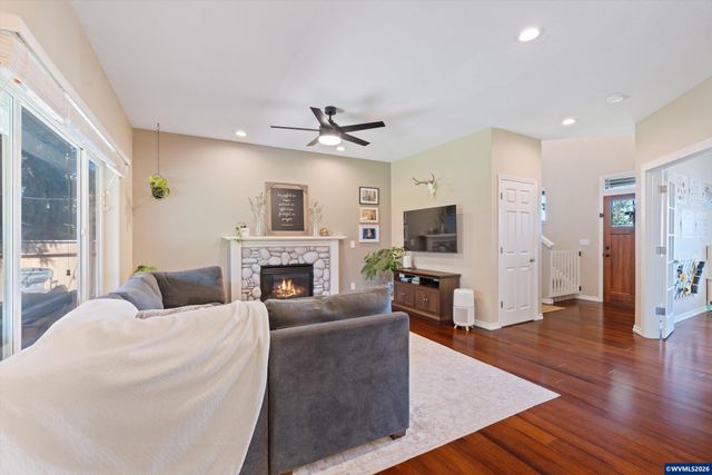 207 Sweden Cir, Silverton, OR 97381