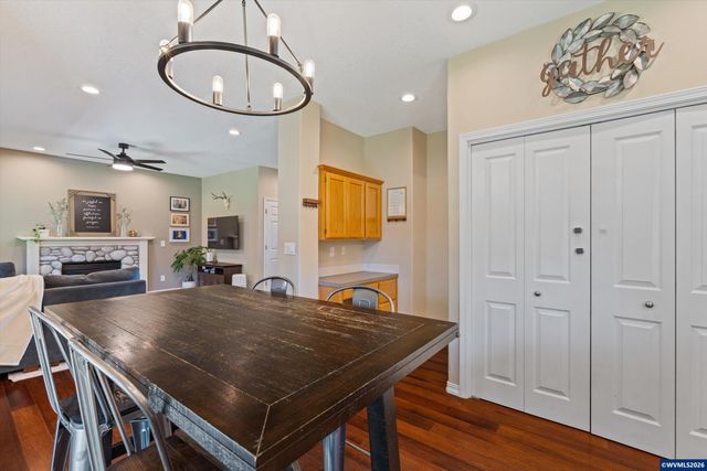 207 Sweden Cir, Silverton, OR 97381
