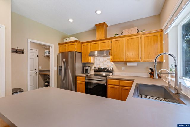 207 Sweden Cir, Silverton, OR 97381
