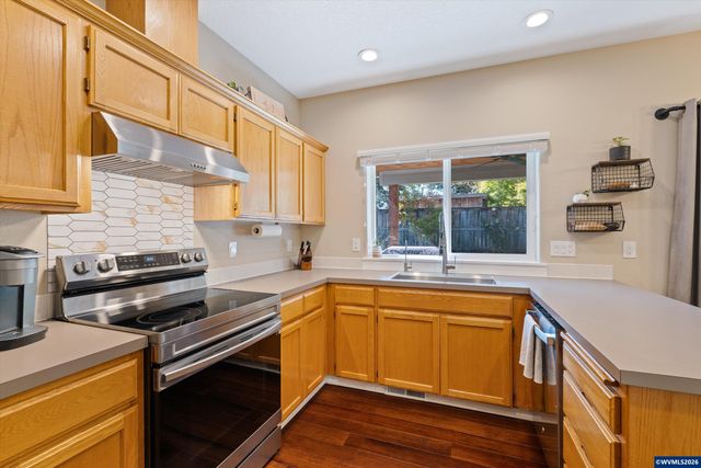 207 Sweden Cir, Silverton, OR 97381