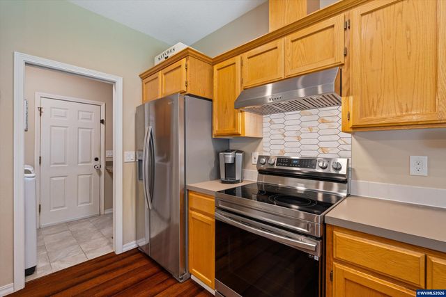 207 Sweden Cir, Silverton, OR 97381