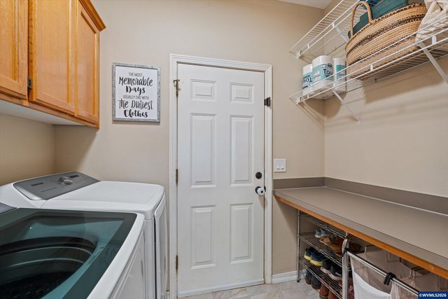 207 Sweden Cir, Silverton, OR 97381