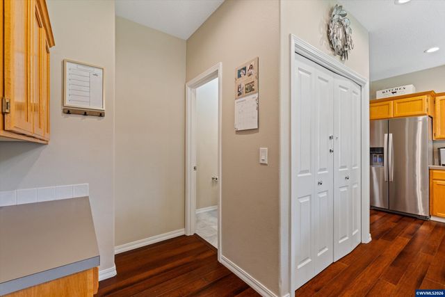 207 Sweden Cir, Silverton, OR 97381